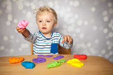 glücklich mit der Spielknete