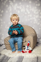 Kind sitzt geduldig auf dem Sessel
