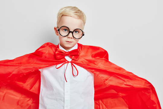 Kind mit Nerd Brille als Superman