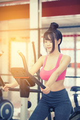 Fototapeta na wymiar young woman exercise at the gym