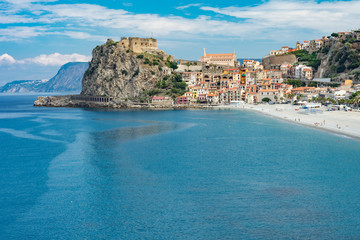 Veduta del castello Ruffo e del borgo di Scilla arroccato sul promontorio, provincia di Reggio...