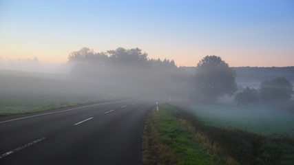 strasse im nebel