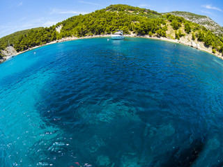 Motoryacht  in einer Bucht, Adriaküste, Dalmatien, Region Hvar,  Kroatien