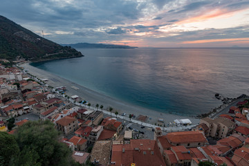 Veduta panoramica sulla spiaggia di Scilla al crepuscolo, Provincia di Reggio Calabria IT	