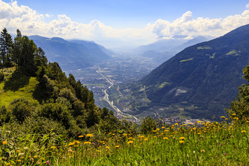 Etschtal in Südtirol bei Meran, Italien, valley of Adige in South Tyrol near Meran, Italy