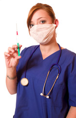 Attraktive junge Krankenschwester mit Spritze 