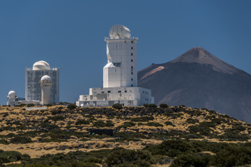 Observatorio del Teide - Sternwarte auf Teneriffa vor dem Vulkan Teide