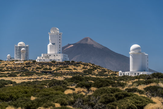 Observatorium auf Teneriffa mit dem Vulkan Teide im Hintergrund