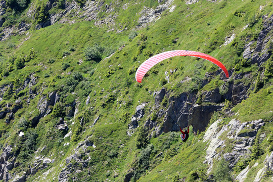 Parapentiste sur le domaine Br&eacute;vent-Fl&eacute;g&egrave;re.  Paraglider on the Br&eacute;vent-Fl&eacute;g&egrave;re domain.