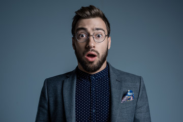 Obraz premium Surprised man in suit