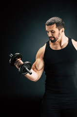 Obraz na płótnie Canvas sportive man pumping muscles