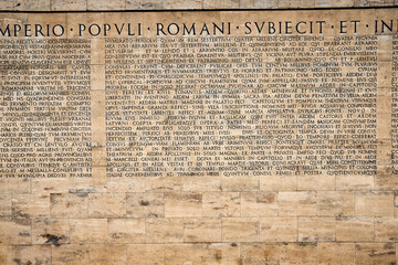 Iscrizione latina sul muro esterno dell'Ara Pacis di Augusto a Roma