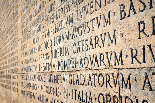 Iscrizione latina sul muro esterno dell'Ara Pacis di Augusto a Roma
