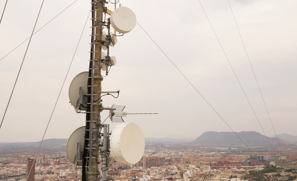 Antena de telecomunicaciones encima de una gran ciudad