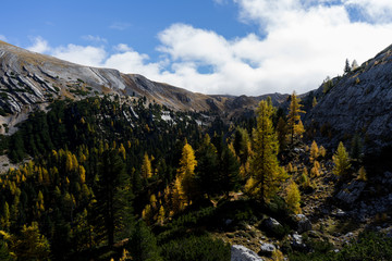 Fototapeta na wymiar Seekofel: Dolomitenhöhenweg 1 im Herbst