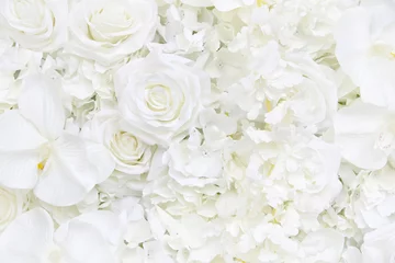 Fototapete Rosen Dekoration künstlicher weißer Rosenblumenstrauß als Blumentapete mit weichem Fokus und Kopienraum. Weißer Rosen- und Orchideenblütenhintergrund für Valentinstag oder Hochzeitszeremonie.