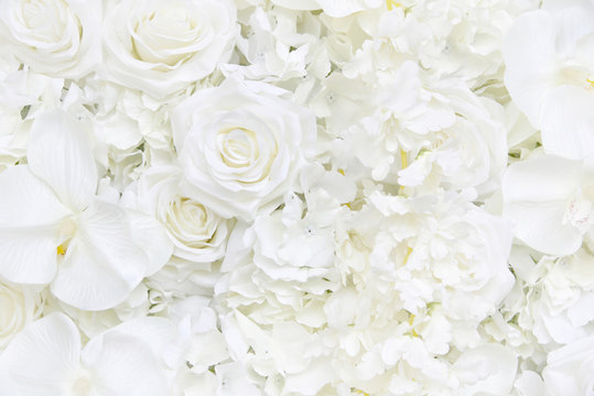 Fototapeta Dekoracja sztuczny bukiet białych róż w kwiatowe tapety z miękką ostrością i miejsca kopiowania. Tło białe płatki róż i storczyków na Walentynki lub ślub.
