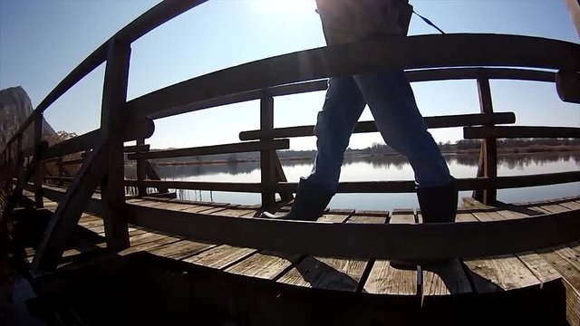 Camminata con gli stivali nel fango della palude