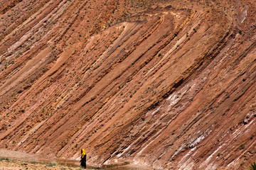 Donna marocchina che cammina nel deserto di roccia