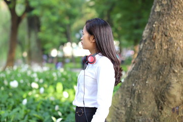 Fototapeta premium スマートフォンで音楽を聴く若い女性