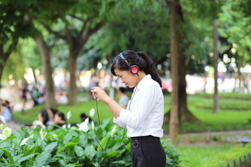 スマートフォンで音楽を聴く若い女性
