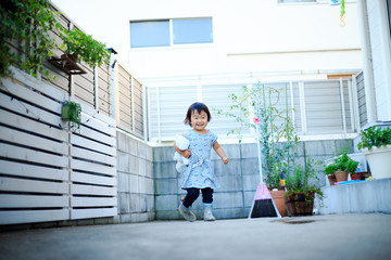 屋外で遊ぶ子供