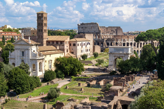 Forum Romanum mit Titusbogen, Santa Francesca Romana und Kolosseum, Rom, Italien
