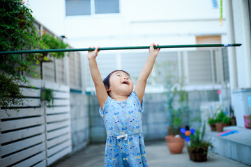 屋外で遊ぶ子供