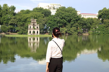 スマートフォンで写真を撮る女性