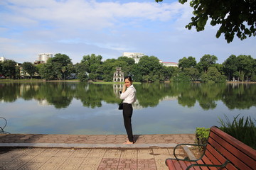 スマートフォンで写真を撮る女性