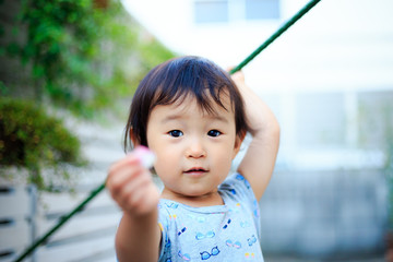 屋外で遊ぶ子供