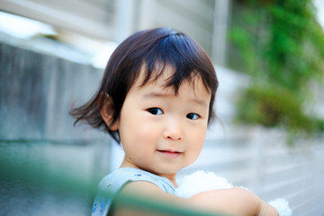 屋外で遊ぶ子供