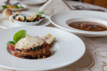 Panierowany bakłażan, gulaszowa z dzika i oliwki z drożdżowymi bułeczkami © Kamila Sankiewicz