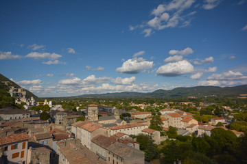 Fototapeta premium Verwinkelte Gässchen in einem französichen Städtchen an der Rhone