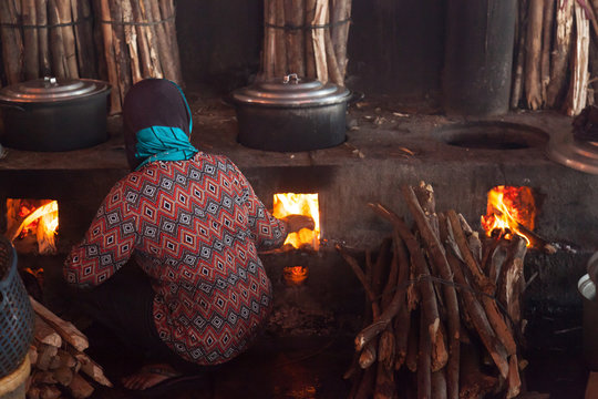 Kambodscha, Kep, Krabbenmarkt, Frauen kochen Meeresfr&uuml;chte auf dem Krabbenmarkt