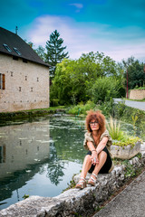 Femme au bord de l'étang dans l'Aveyron
