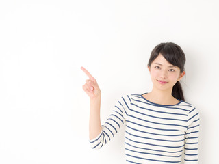 指差す女性
