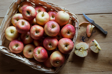 Cestino di mele rosse