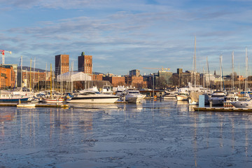 Obraz premium View on Oslo from marina in winter season. Norway