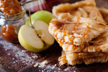 Crunchy apple pie with salted caramel