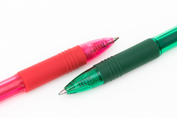 Roter und grüner Kugelschreiber