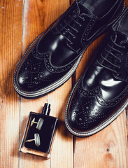 Fototapeta na wymiar Mans accessories. Shoes with perfume and cuff