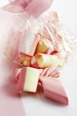 Colourful marshmallows as a present with a pink bow