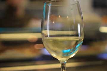 Vaso de vino blanco en copa