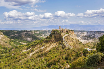 Fototapeta na wymiar Чивита ди Баньореджо, Италия. Живописный пейзаж на фоне гор.