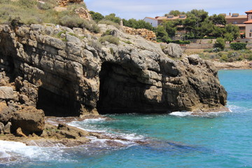 Cueva de roca en el mar