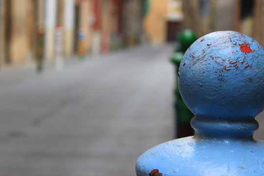 Calle con bolardo para coches