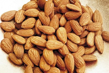 Whole almonds with skin