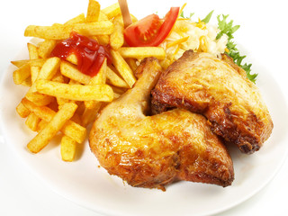 Grillhähnchenkeulen mit Pommes Frites