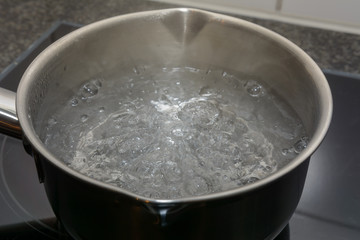 Kochendes Wasser in der Pfanne